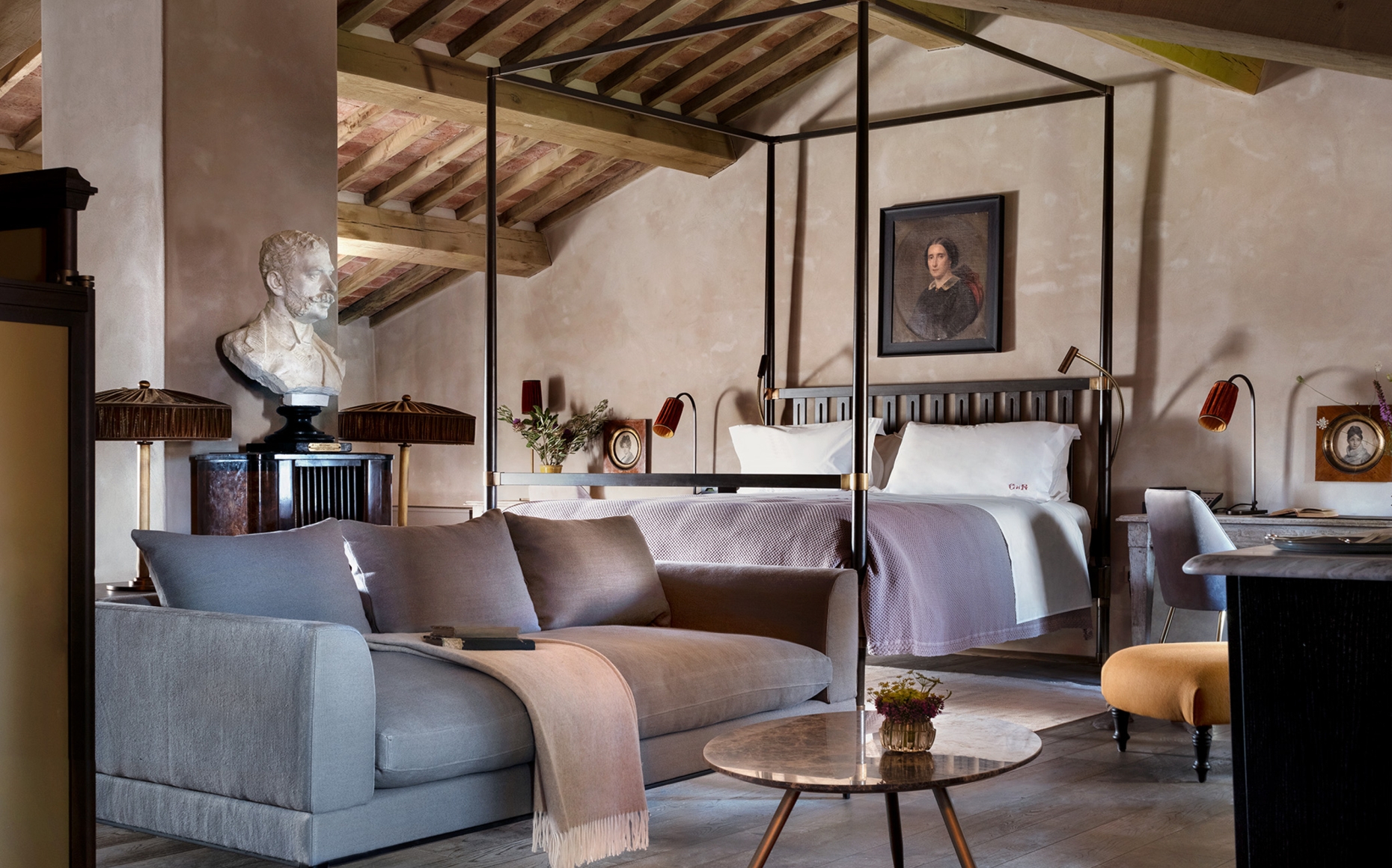 01 image text overlay 1 suites castello desktop