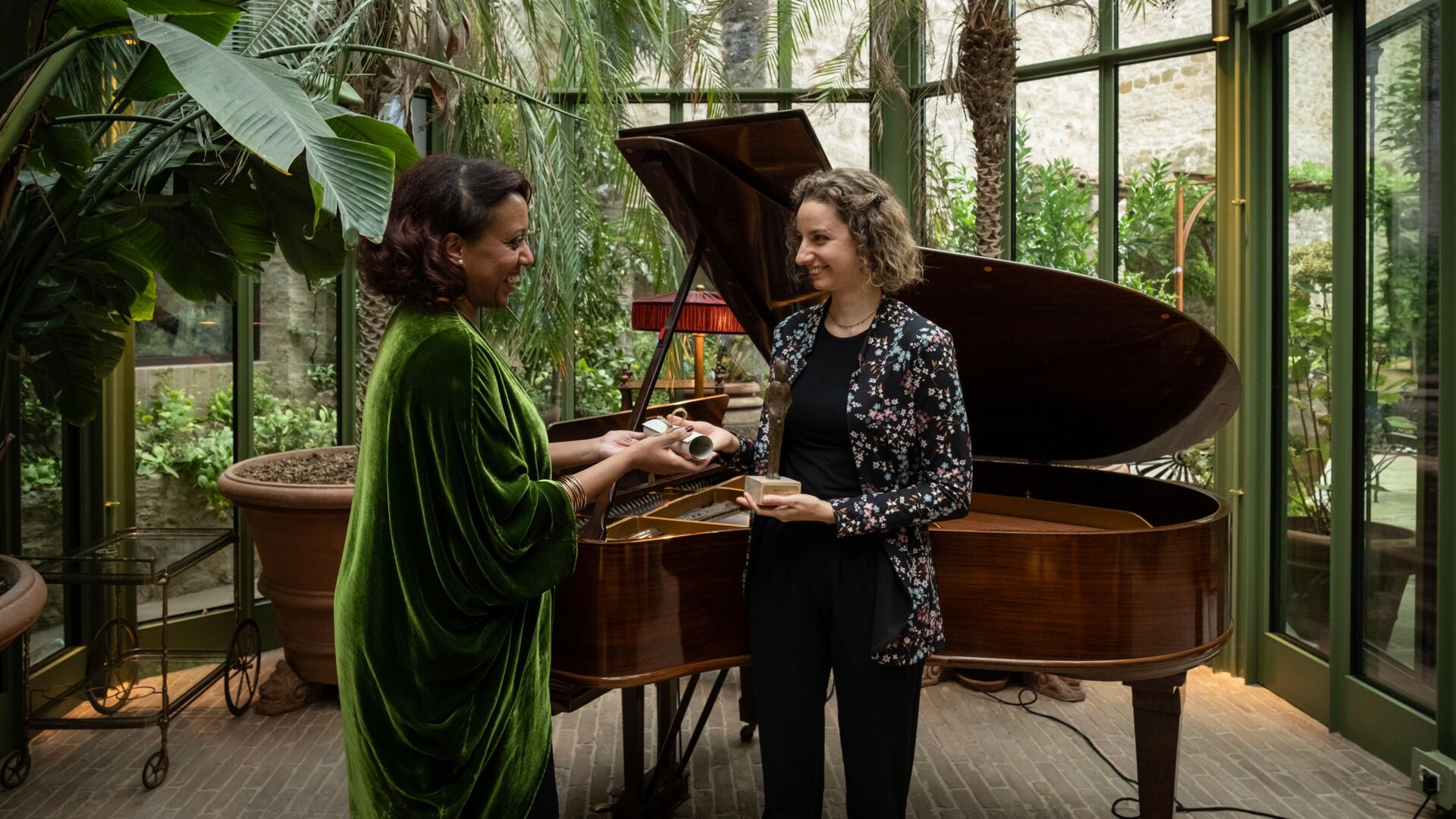 01 image media full music desktop