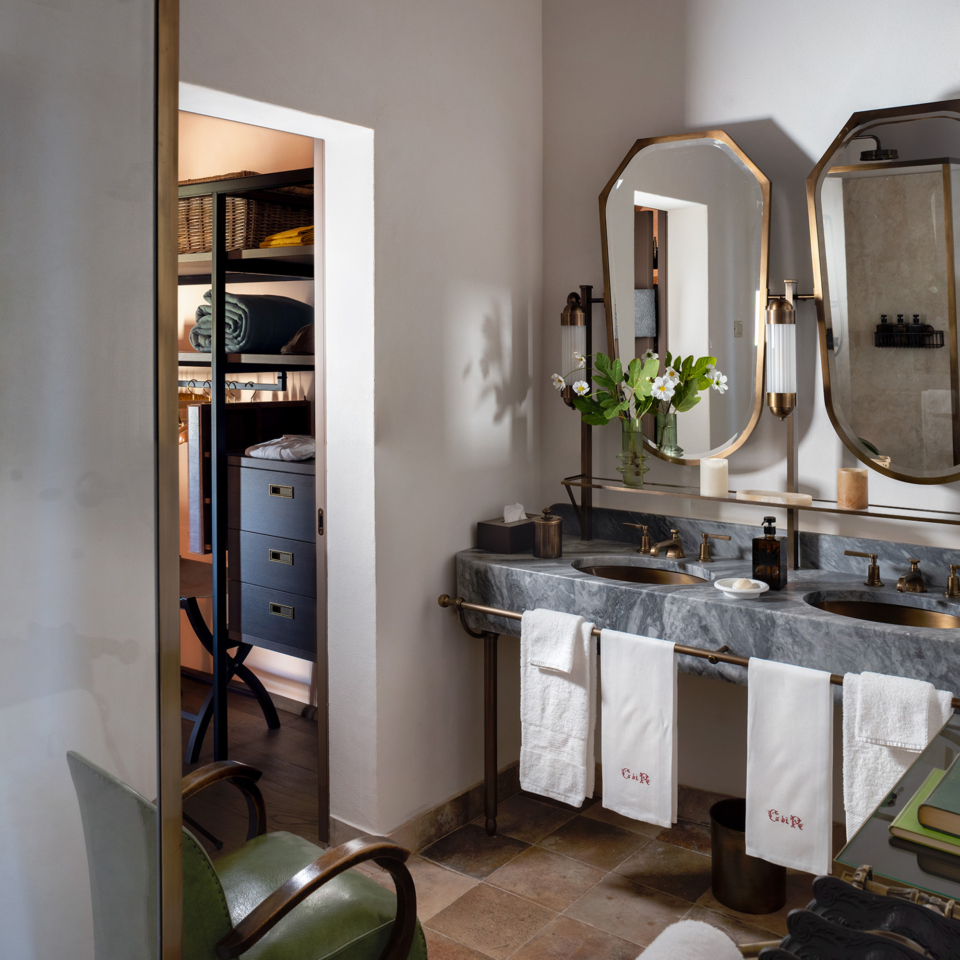 03 image double 50 50 tower suite desktop